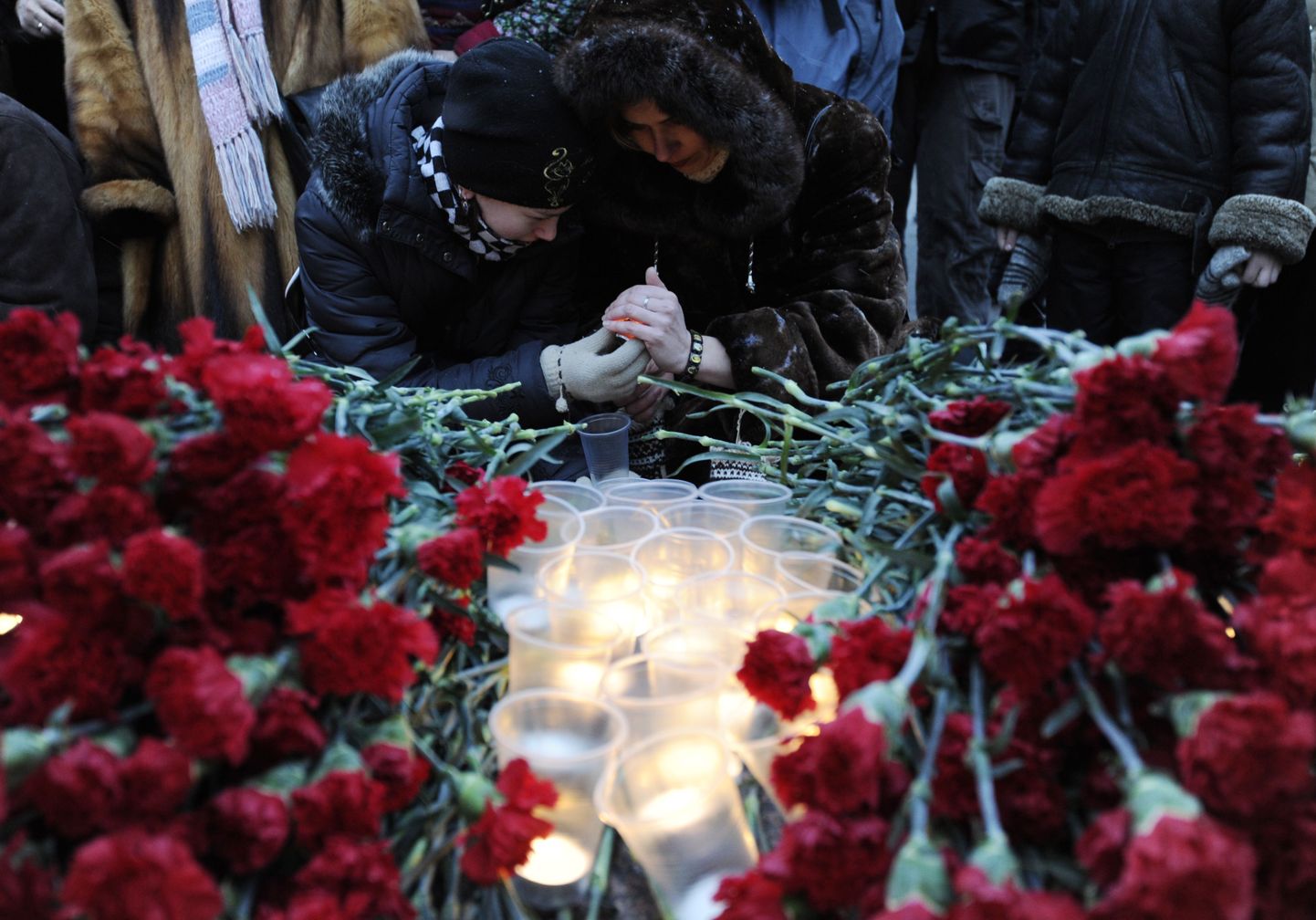 Цветы и свечи в память жертвам теракта в Домодедово.