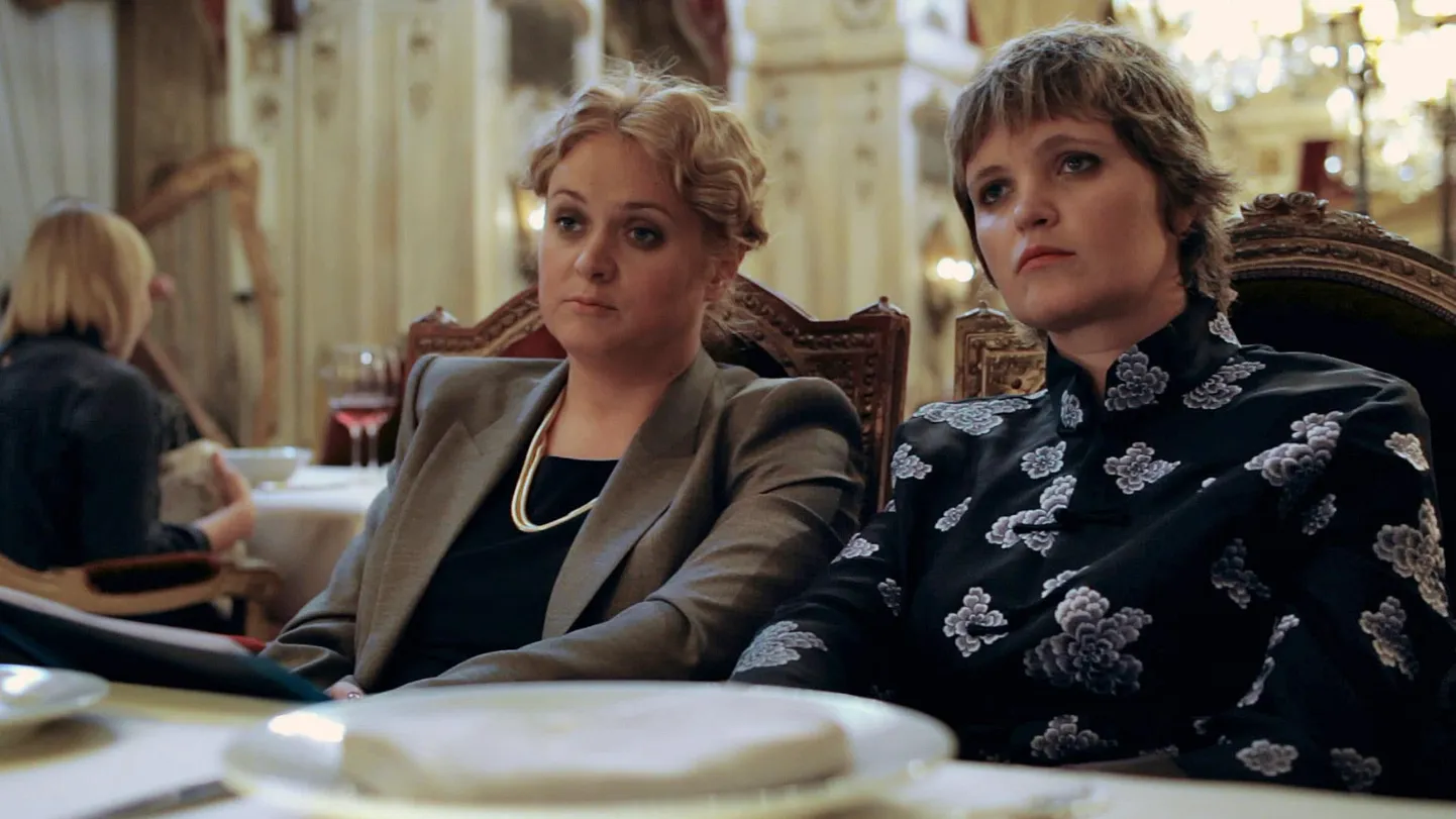 Анна Михалкова и Авдотья Смирнова в роли очень бедных бизнесвумен: «Вы есть что-то будете?» – «Мы ели беляши!..»