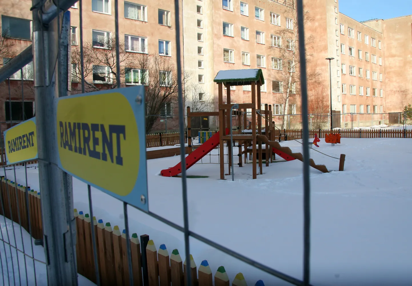 Детская площадка давно готова, но поиграть здесь все еще нельзя.