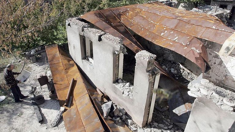 Житель Эргнети стоит у своего разрушенного дома. Октябрь, 2008 год