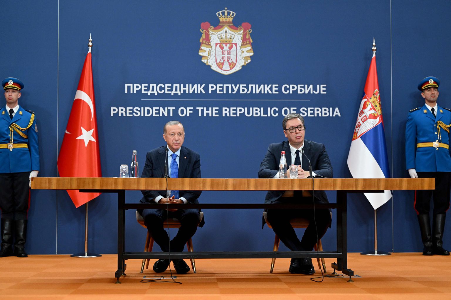 Türgi president Recep Tayyip Erdoğan andis kolmapäeval Belgradis Serbia riigipea Aleksandar Vučićiga (paremal) ühispressikonverentsi.