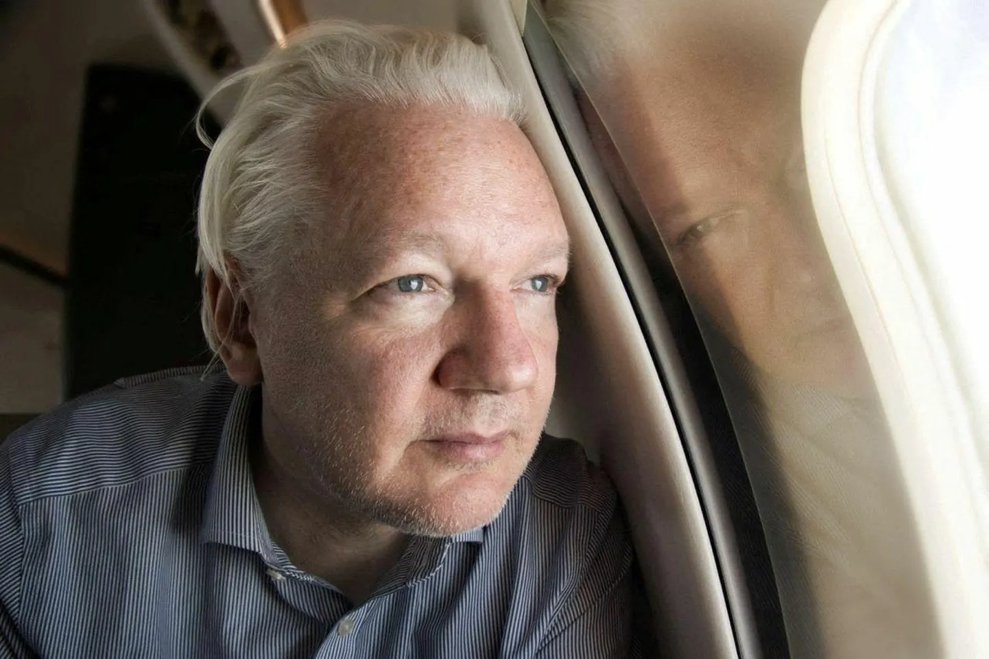 WikiLeaksi asutaja Julian Assange pärast Suurbritanniast lahkumist lennukis.
