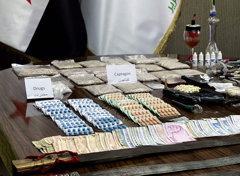 Изъятые наркотики, включая каптагон, выставлены для СМИ в городе Мареа на севере Алеппо 24 мая 2022 года после столкновений между различными поддерживаемыми Турцией группировками в Сирии.