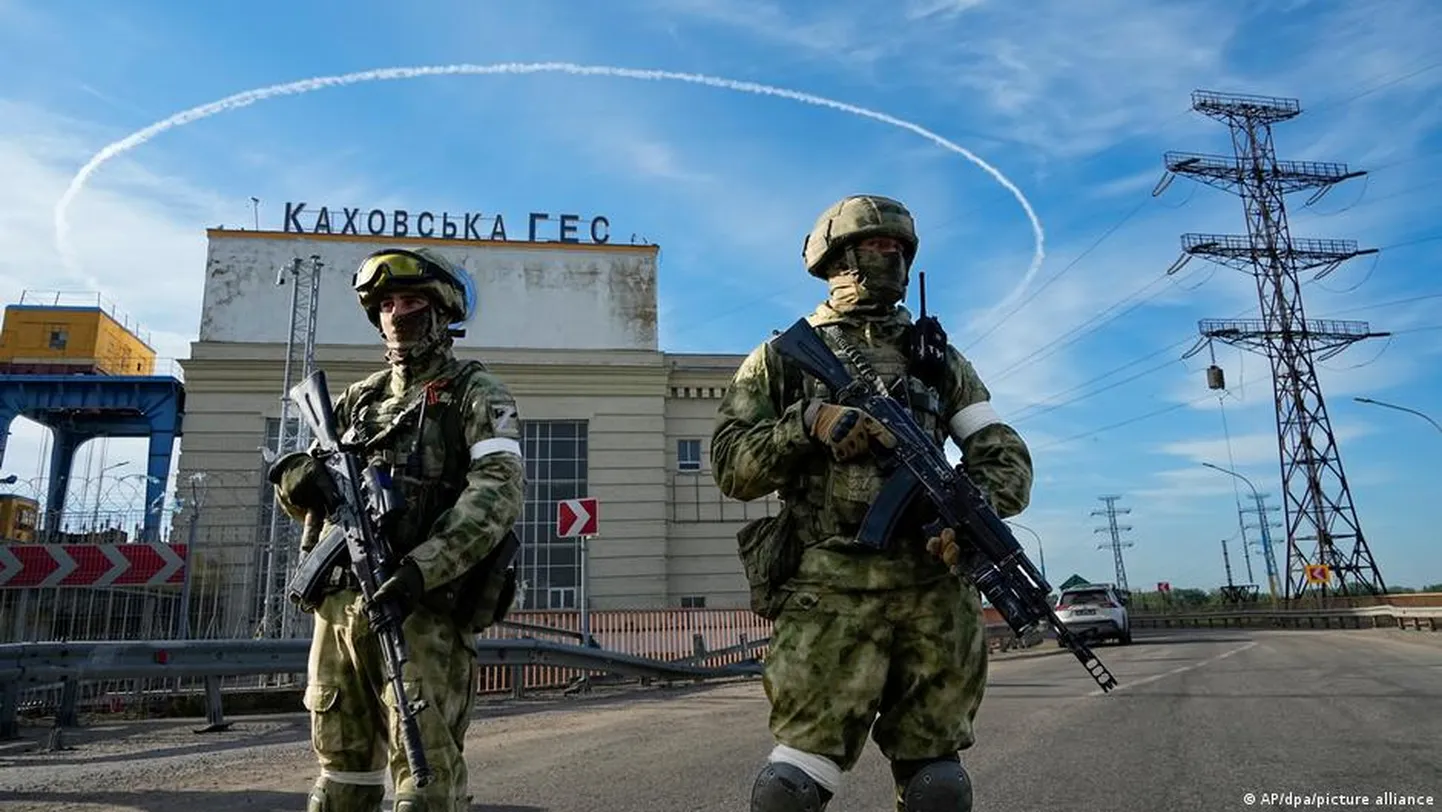 Солдаты ВС РФ у входа на Каховскую ГЭС (фото из архива)