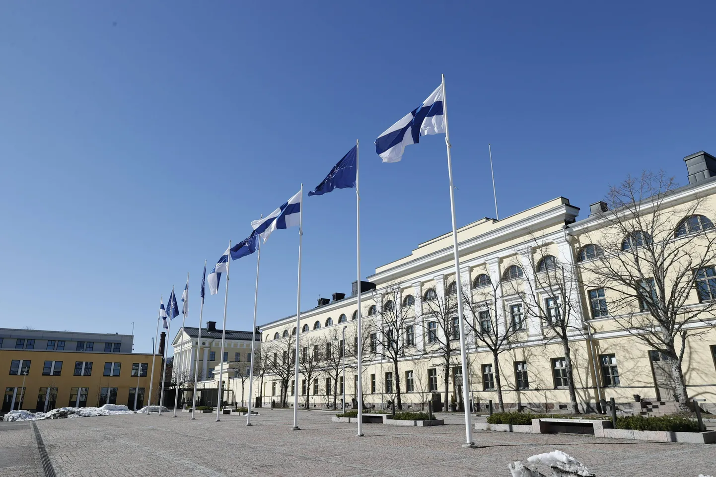 Lipud lehvivad Soome välisministeeriumi sisehoovis.