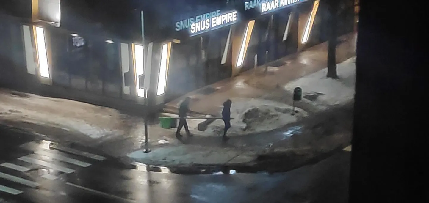 Kaks meest lahkusid sündmuskohalt bussipeatuse sildiga.