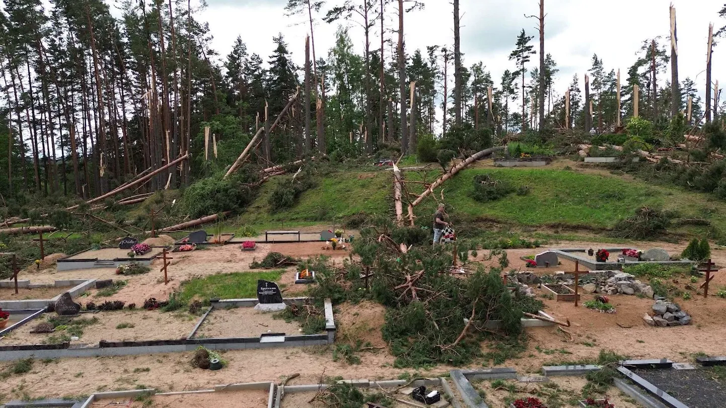 Raidījums: Cēsu meža kapos pēc pirmdienas vētras vēl neredzēta postaža
