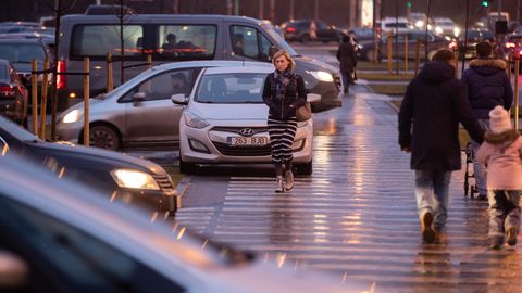 Галерея: парковки торговых центров Таллинна забиты до отказа