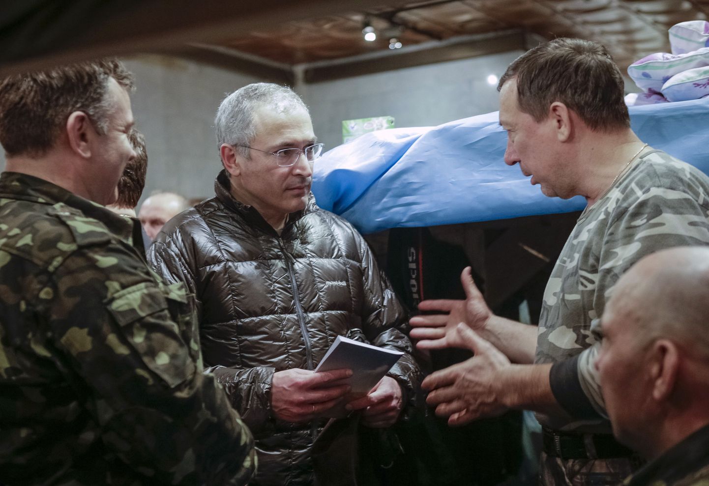 Михаил Ходорковский беседует с членами "самообороны Майдана".