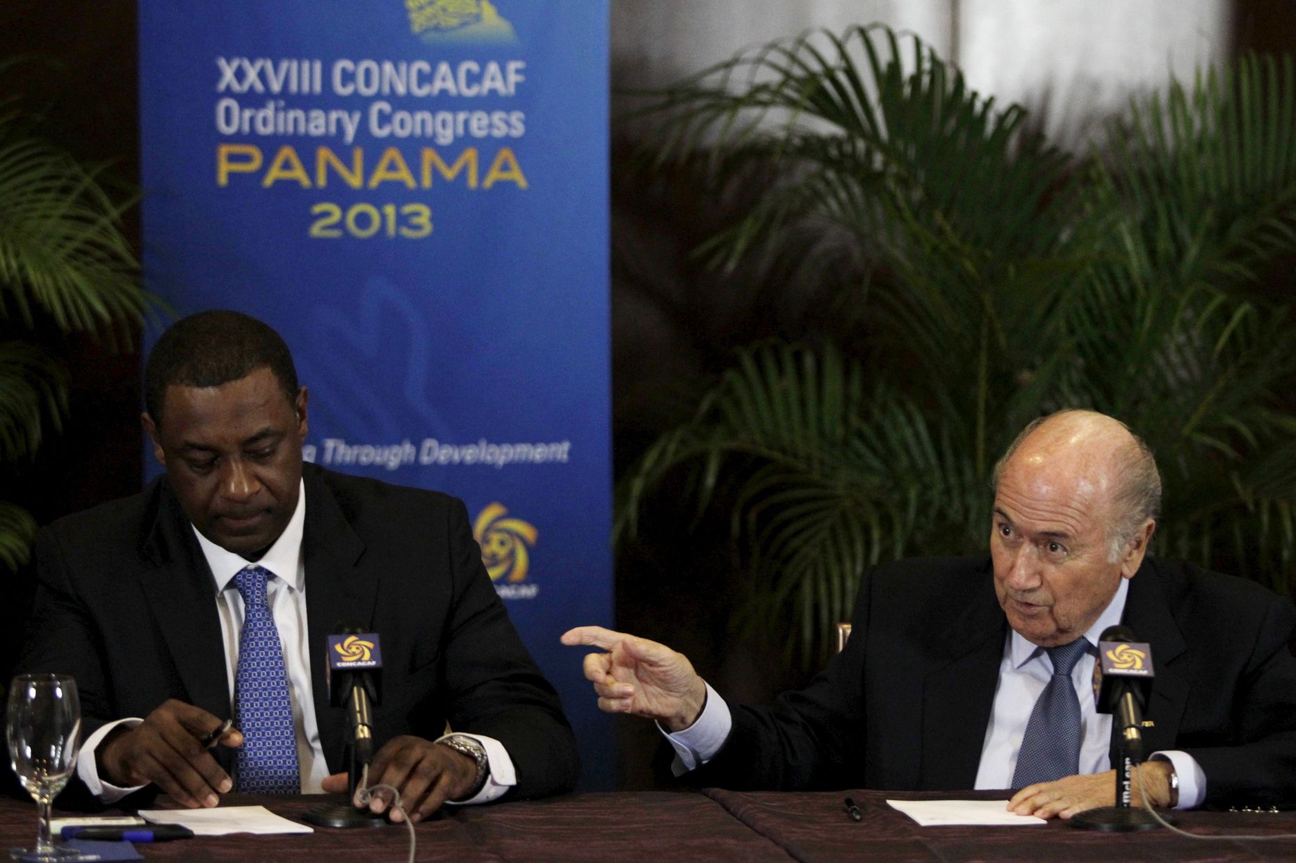 FIFA asepresident Jeffrey Webb (vasakul) peeti eile altkäemaksude võtmise eest kinni. Sepp Blatter (paremal) kandideerib reedel aga viiendat korda FIFA presidendiks.