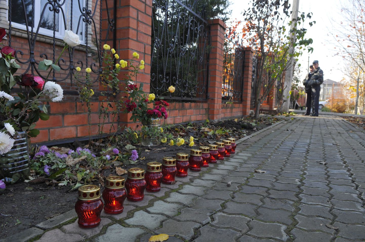Küünlad Kuševskaja staniitsas maja ees, kus tapeti 12 inimest.