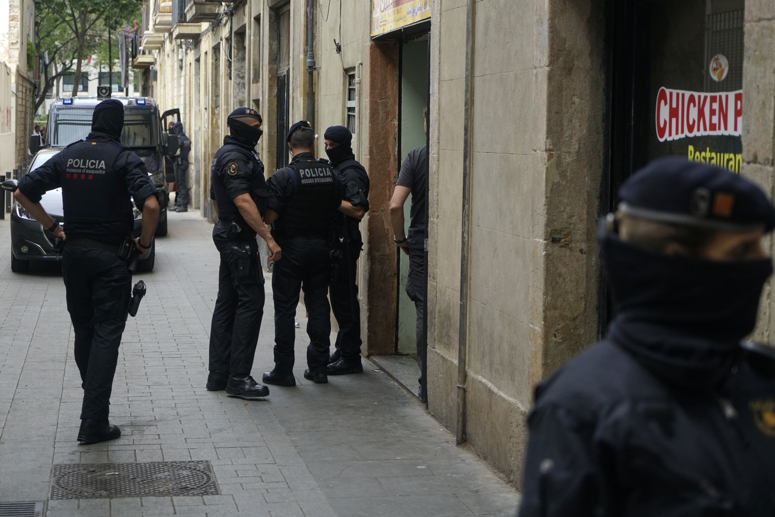 Kataloonia politseinikud uimastihaarangul.