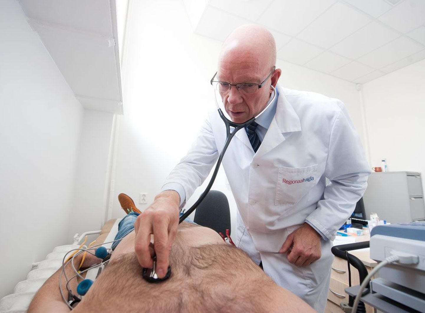 Kardioloog Margus Viigimaa eile Põhja-Eesti regionaalhaiglas oma järjekordse patsiendi südame tervist kontrollimas.