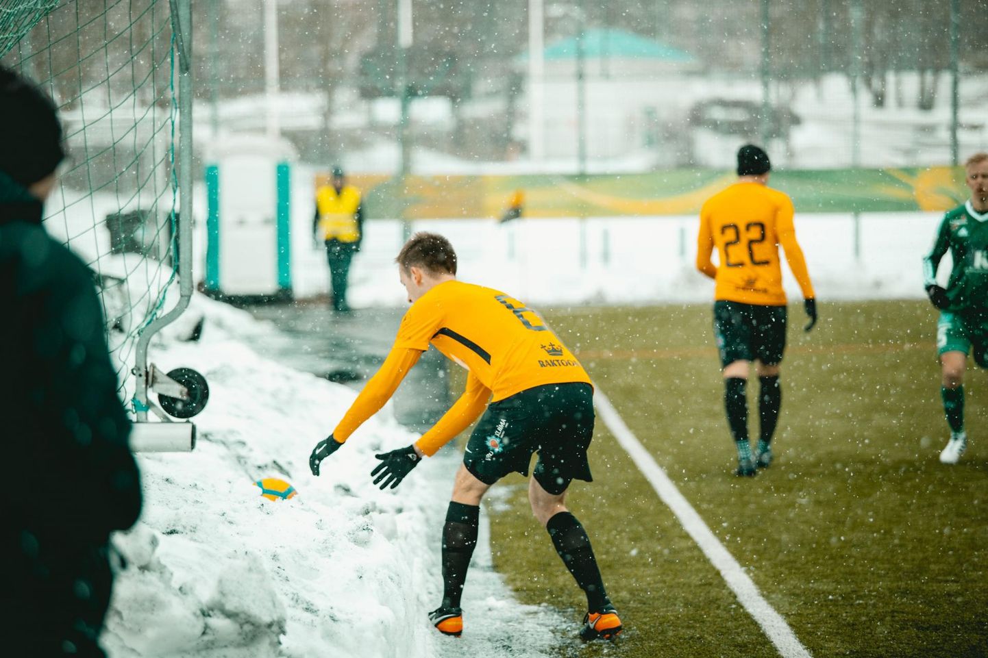 Eesti jalgpalli meistrivõistluste mängud seisavad ukse ees. Positiivne on, et mängumehed ei pea vähemalt palli lumehangest välja koukima.