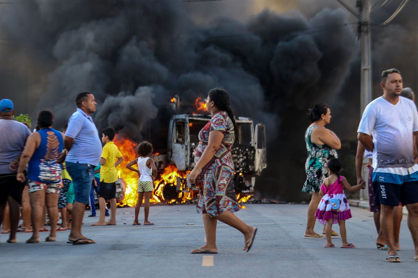 Põlev veok jõuguvägivalla küüsi langenud Fortaleza linnas Conjunto Palmeirase linnaosas.