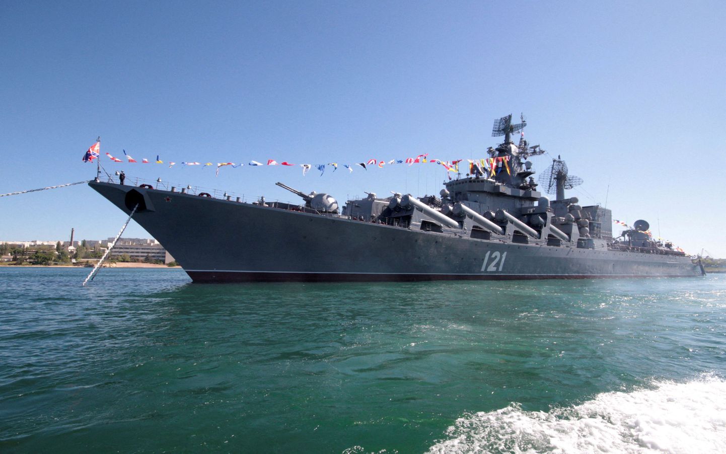 Venemaa mereväe Musta mere laevastiku lipulaev, ristleja Moksva 10. mail 2013 Sevastoopolis. Moskva uppus 14. aprillil 2022, kui oli saanud kahe Ukraina raketi tabamuse
