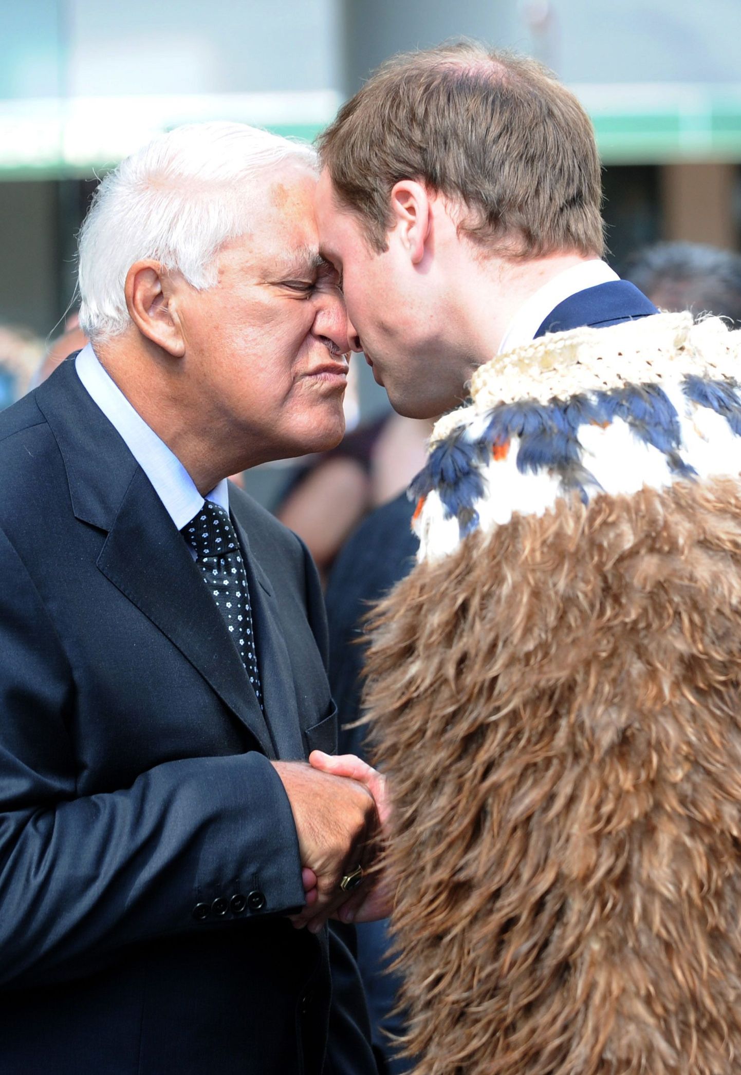 Prints William Uus-Meremaal endise kubreneri Sir Paul Reeves`iga maooride moodi tervitamas