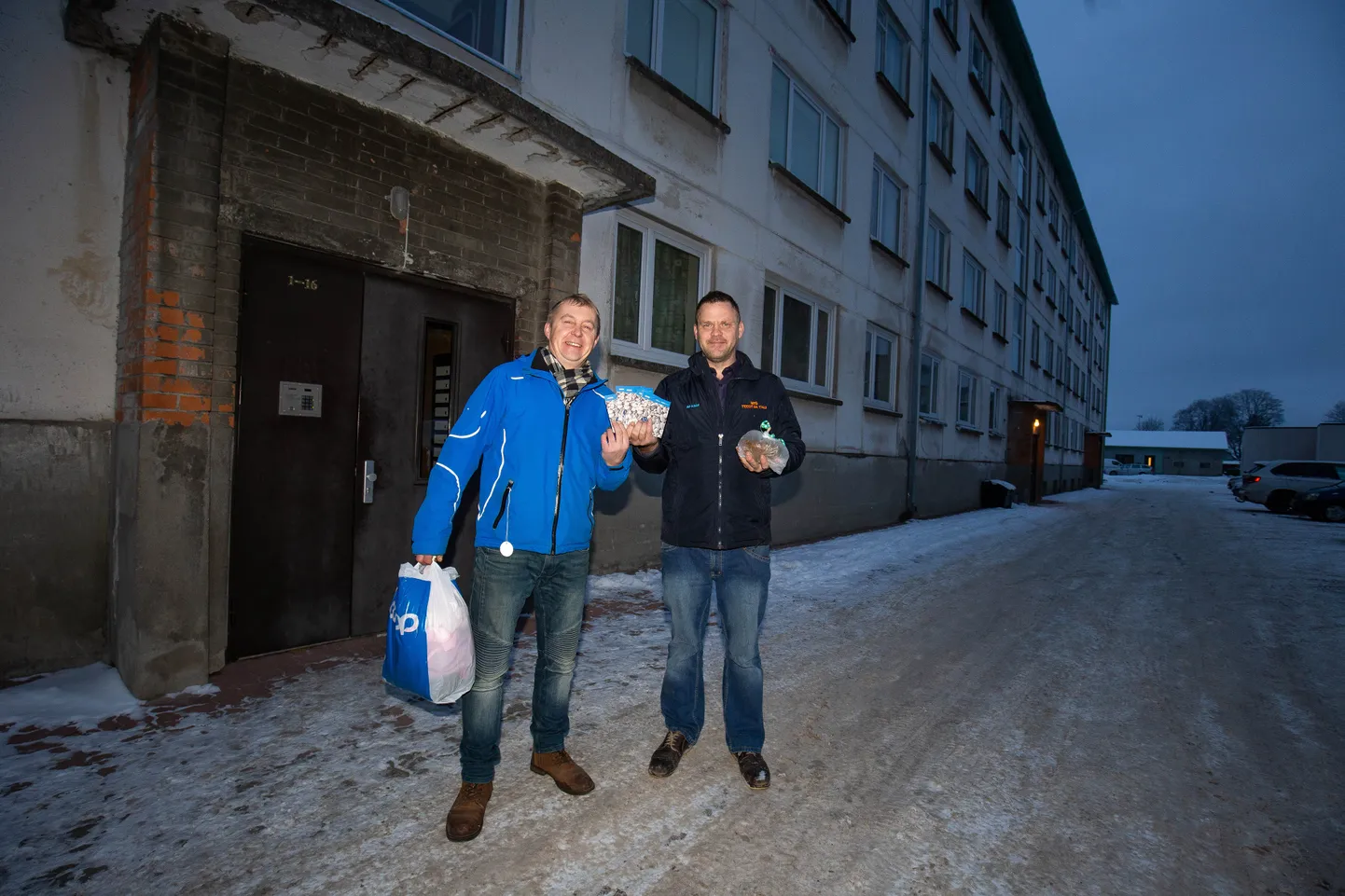 Anto Rull (vasakul) ja Tanel Teas tegid jõulude eel rõõmu Paides elavale üksikemale.