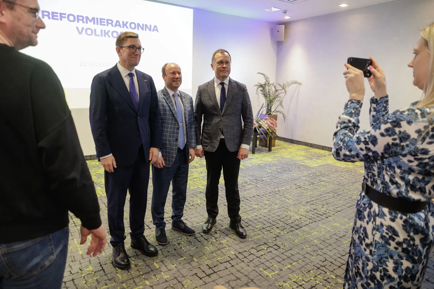 Reformierakonna volikogul kasutati võimalust ka fotojäädvustusteks. Pildil püütakse ühisfotole erakonna esimeest Kristen Michalit, ministrikandidaat Kuldar Leisi ja Tartu linnapead Urmas Klaasi.