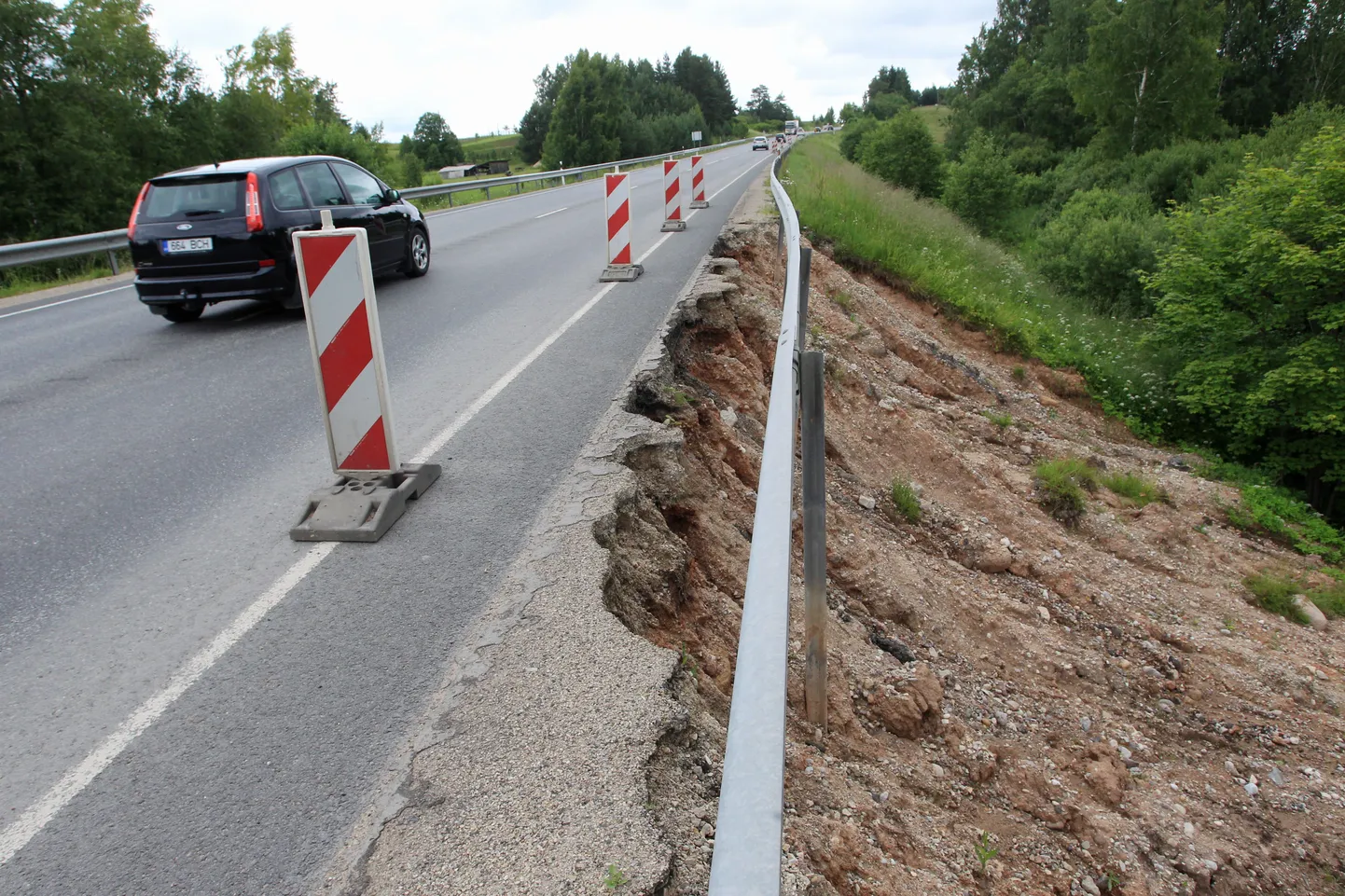 Tatra orus paigaldatakse ohtliku ärauhutud nõlvaga sõiduraja äärde betoonpiire.