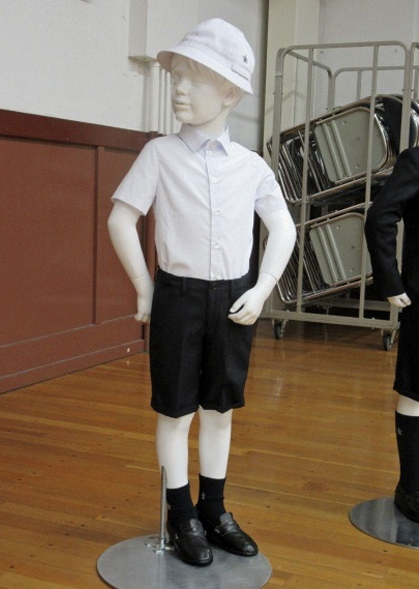 Armani koolivorm, mis sooviti Jaapani põhikoolis kasutusele võtta.