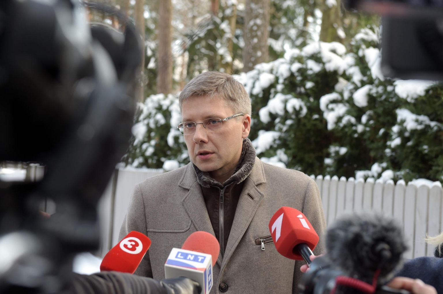 Riia linnapea ja erakonna Koosmeel juht Nils Ušakovs ajakirjanike piiramisrõngas.