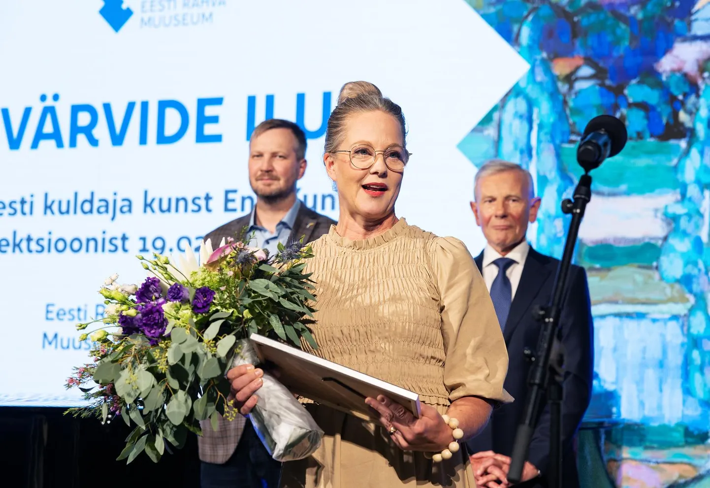 Konrad Mägi Sihtasutuse preemia laureaat Pilvi Kalhama: «Pole teist sellist kunstnikku kui Konrad Mägi!» Taustal Enn Kunila, paremal.