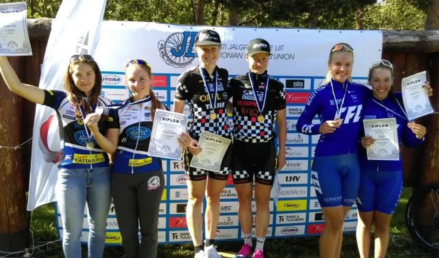 Naiste poodium: Veloplus Torq Proteam keskel.