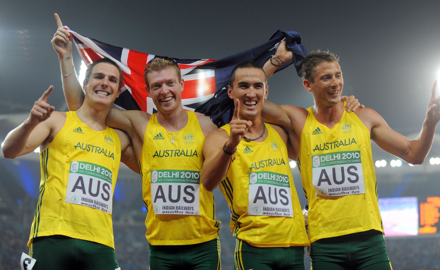 Джоел Милберн (слева) в составе эстафетной четверки австралийских бегунов на 400 метров.