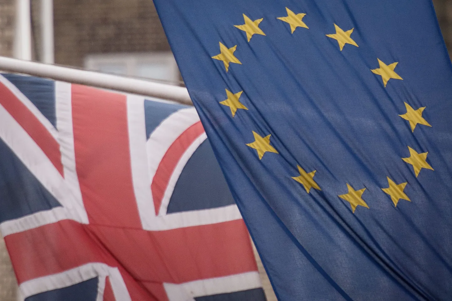 Флаги Великобритании и Европейского союза. Иллюстративное фото.