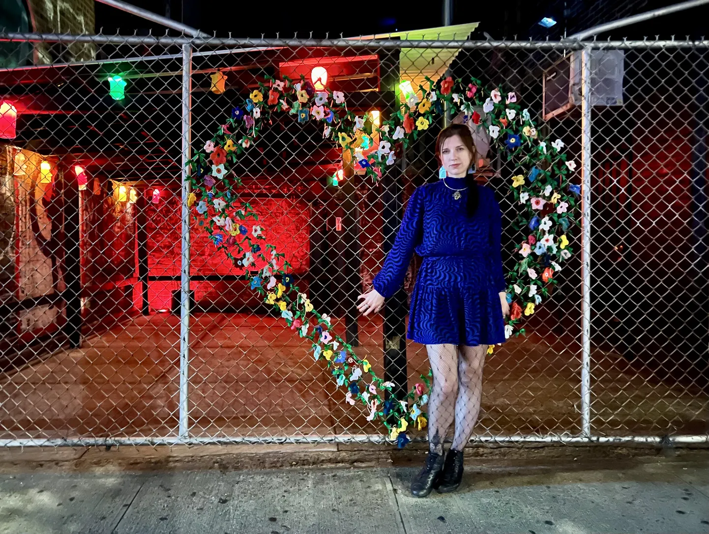 Manhattanil elav sõbranna ja kunstnik Angela Simione kinkis mulle kohtumisel heegeldatud meelespea lilleõie, Ukraina lipu värvides. Mõned nädalad varem oli ta riputanud neid mäletamise ja mälestamise lilli siia East Village’i tänava aia külge sadade kaupa.