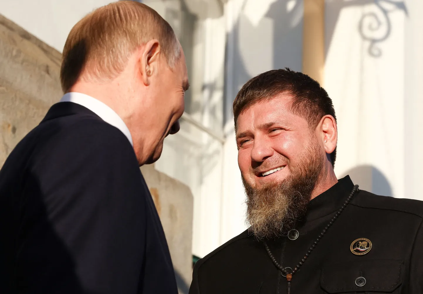 Tšetšeenia autoritaarne juht Ramzan Kadõrov vestlemas Vene režiimi juhi Vladimir Putiniga.