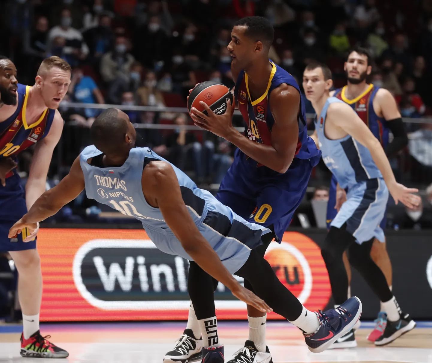 Barcelona võimu vastu sai Peterburi Zenit (sinises) hästi hakkama, kuid koroonaviirus murdis nad maha.