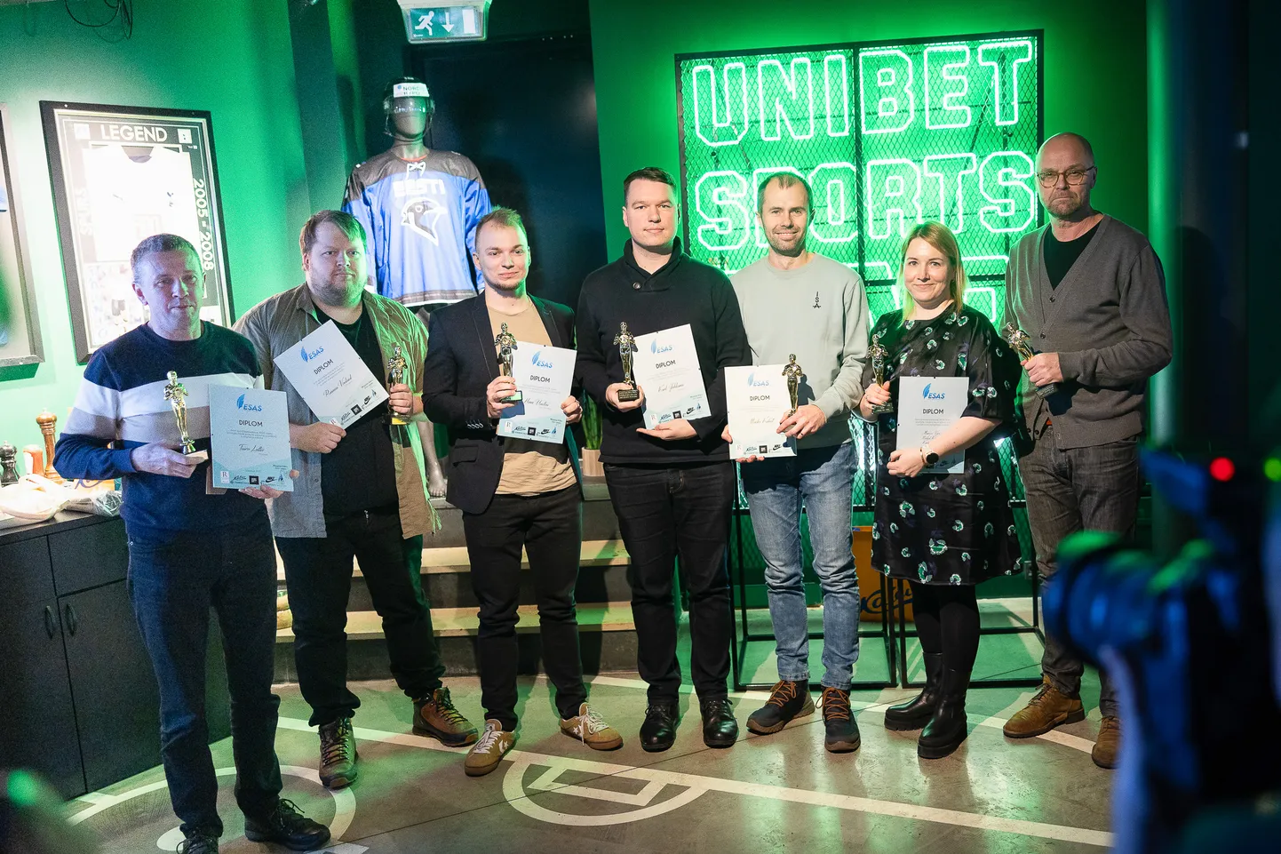 Tartu Postimehe reporter Henn Uuetoa (vasakult kolmas) pälvis žürii tunnustuse kahes kategoorias.