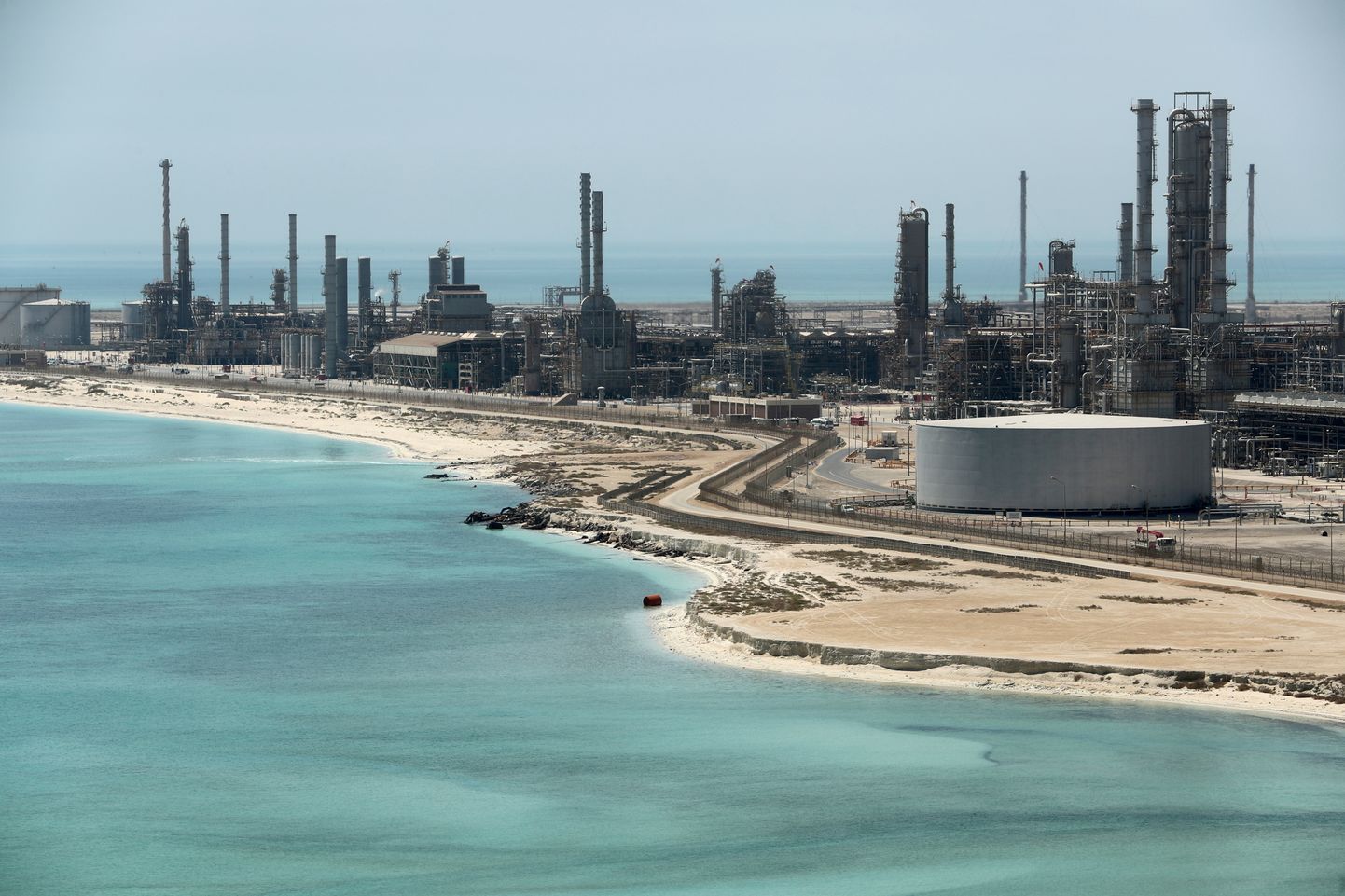 Saudi Araabia riikliku naftatootja Aramco rafineerimistehas ja naftaterminal Ras Tanuras.