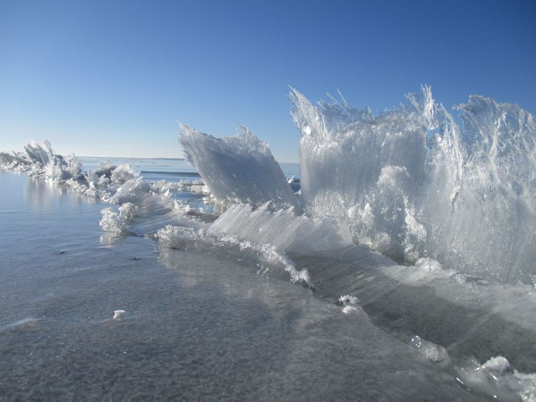 Looduse kunstiteosed – pitsilised jääseinad pankade vahelt üles pritsinud veest.