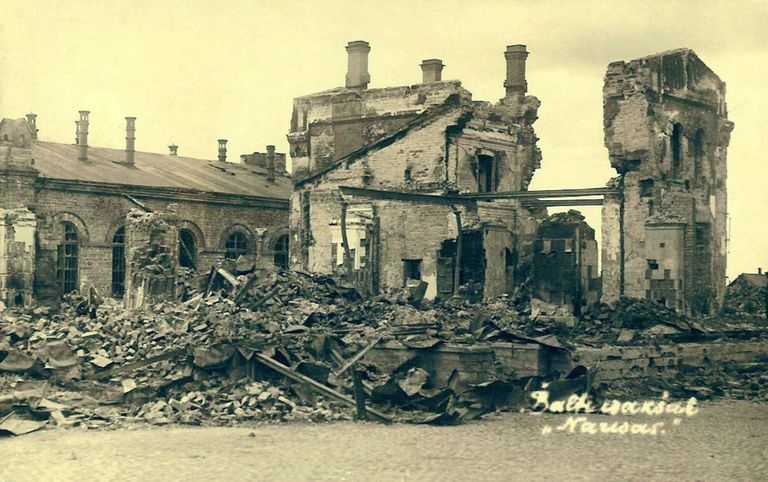 Нарва - наиболее пострадавший в Освободительной войне город Эстонии. В числе прочего было разрушено тогдашнее здание вокзала.