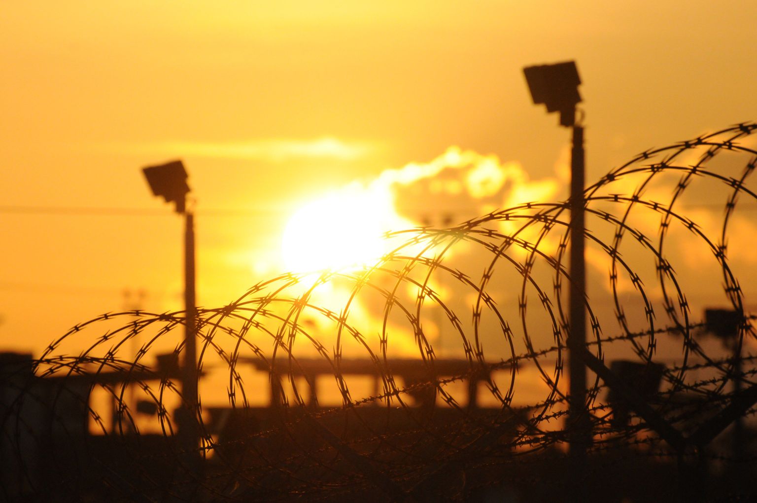 Päikesetõus kurikuulsa Guantanamo vangla kohal.