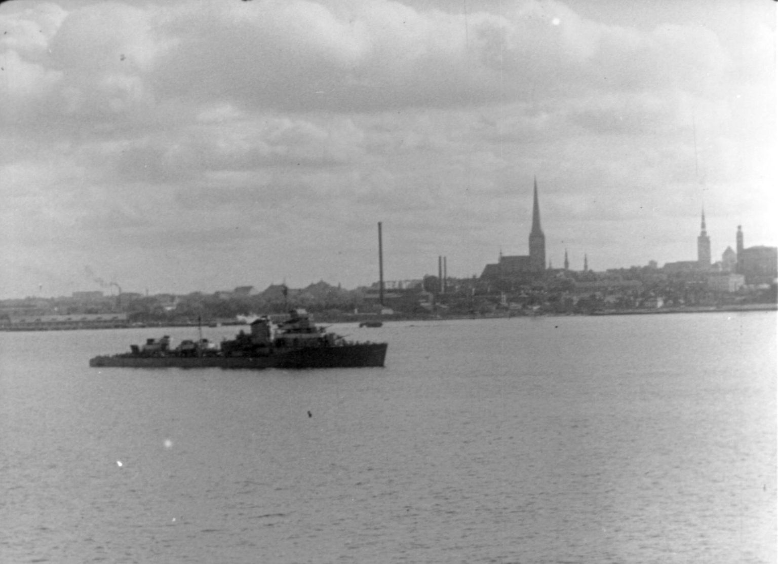 Nõukogude laev lahkub Tallinna reidilt (kaader dokumentaalfilmist «Suure Isamaasõja algus Eesti pinnal»)