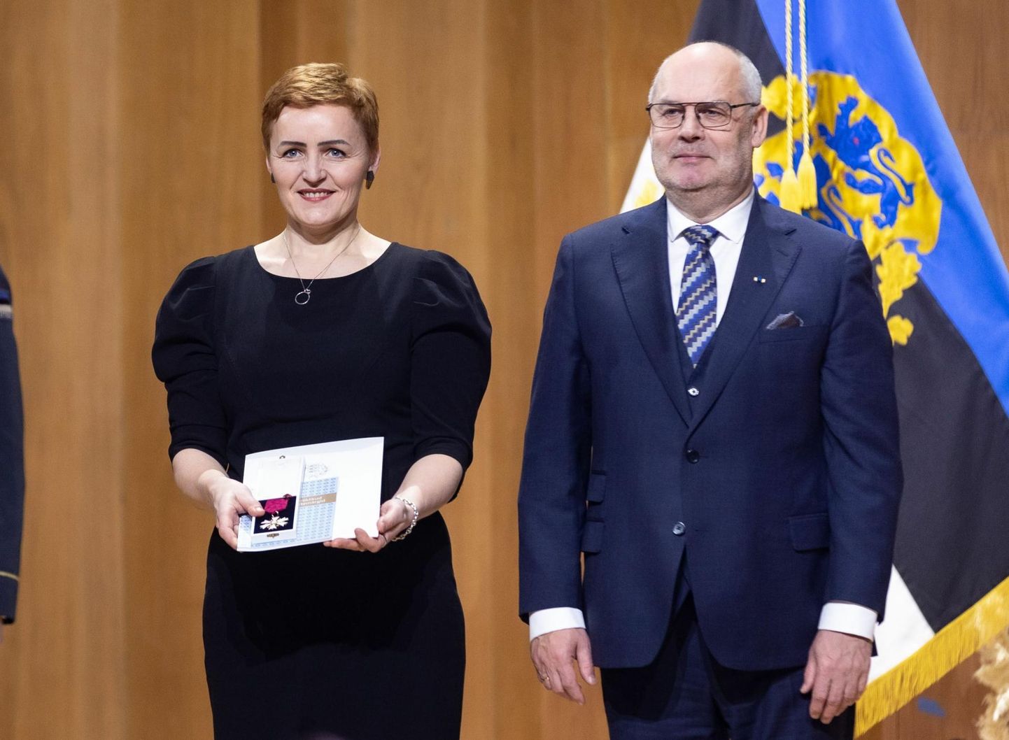 President Alar Karis tunnustas Aili Avit Valgetähe V klassi teenetemärgiga.