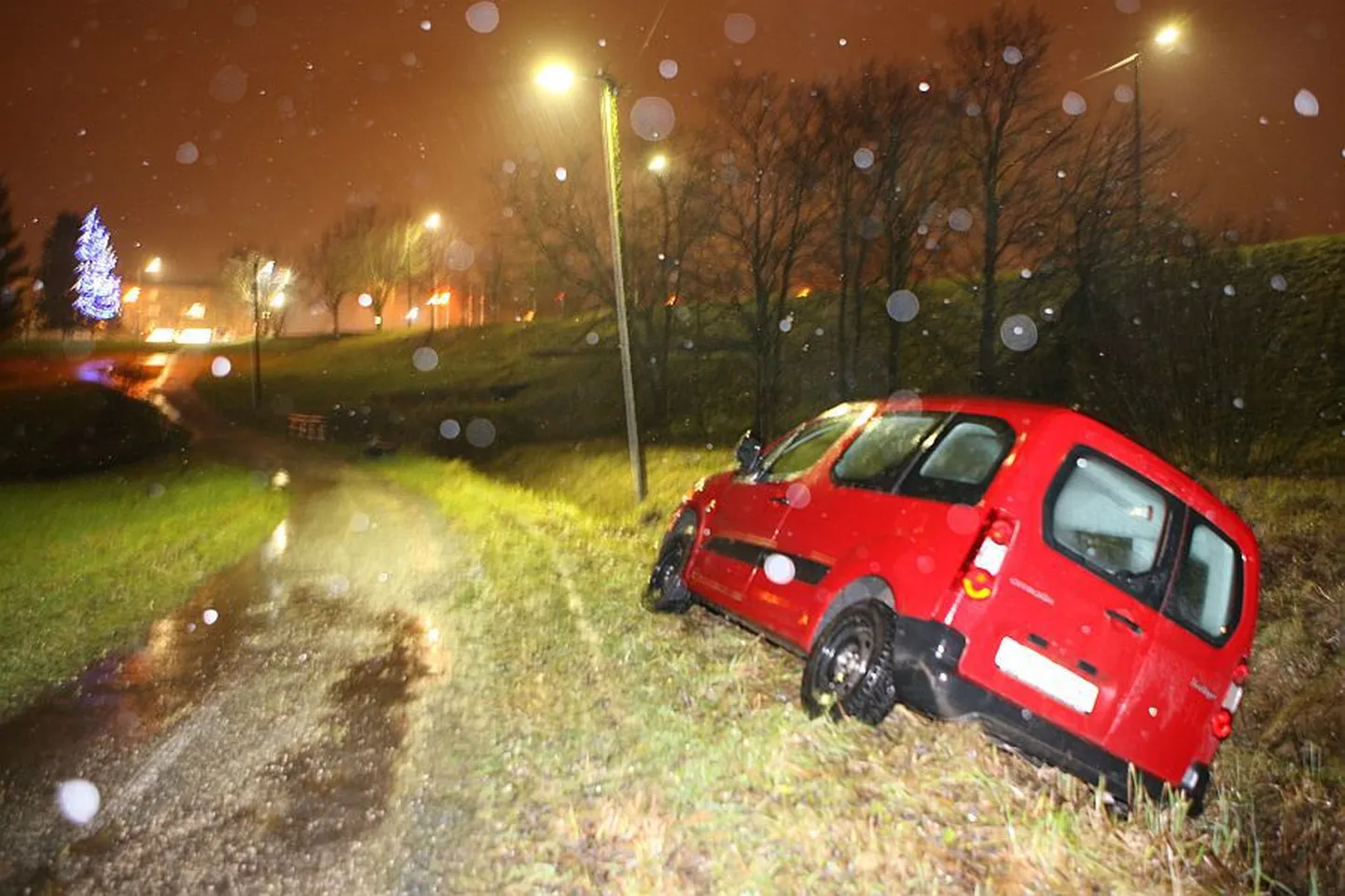 Kadunud auto leiti poest 300 meetri kauguselt Valuoja orust.