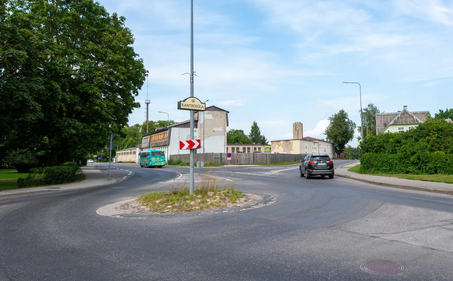 Tänasest sellelt ringristmikult enam alla Ugala poole keerata ei tohi ning kes soovib Vaksali tänavat vältides Männimäelt kesklinna pääseda, peab leppima Kalmu tänavaga.