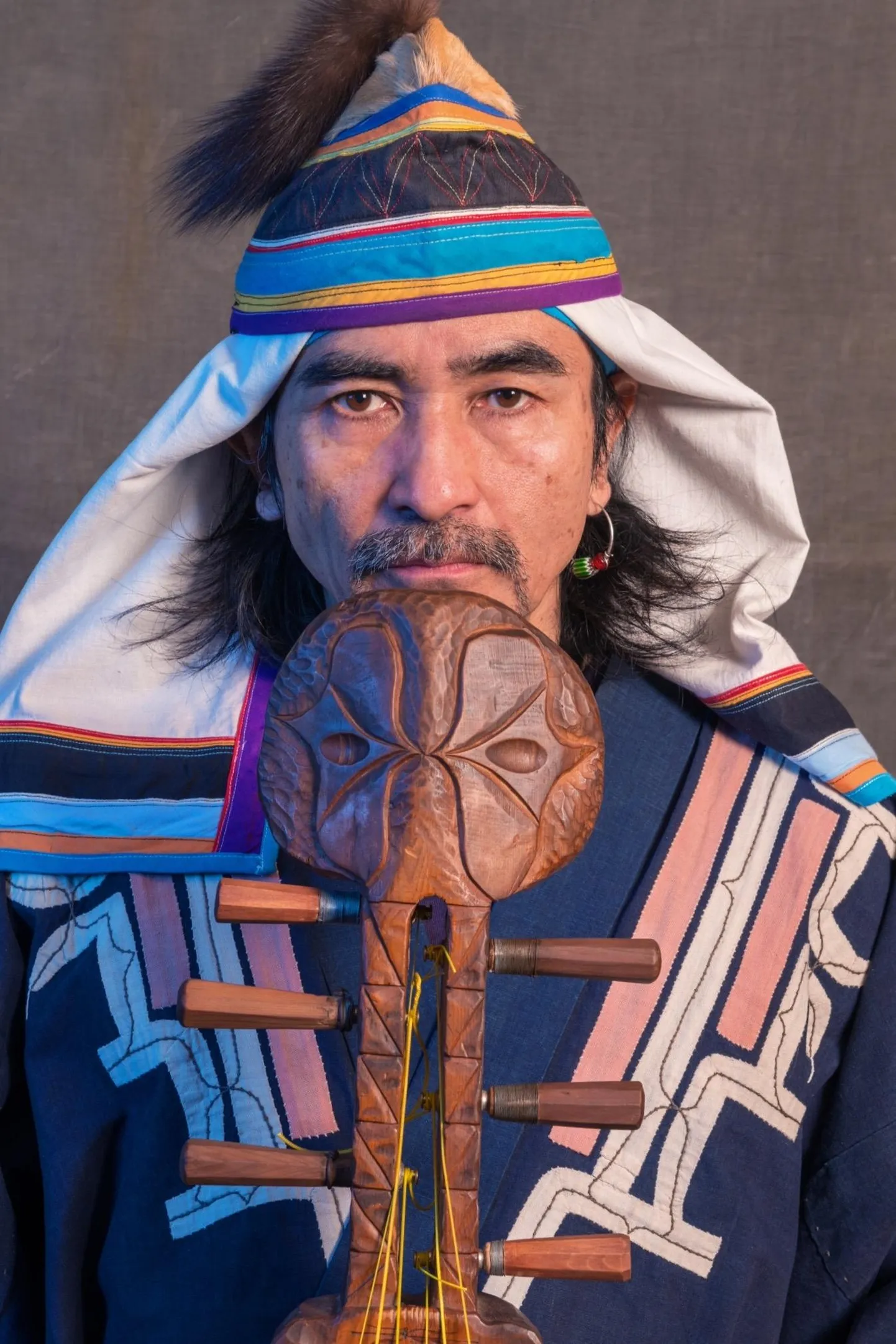 Ainu kultuuri esindaja Oki Kanu on kohaliku keelpilli tonkori mängija, kes taaselustab oma rahva kultuuri.