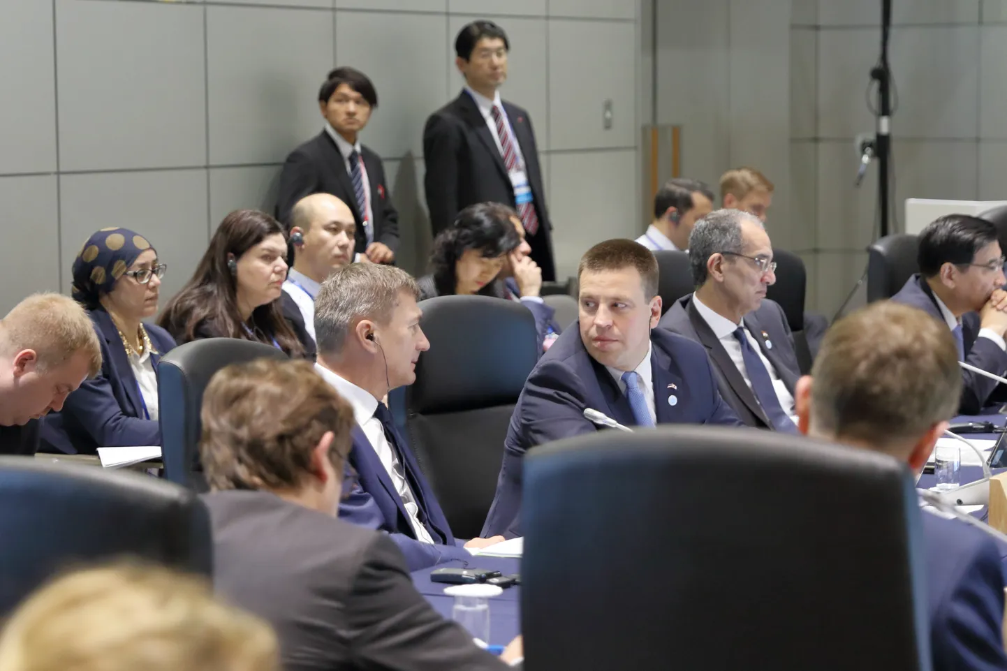 Andrus Ansip ja Jüri Ratas G20 kohtumisel Jaapanis Tsukubas. Euroopa Liidu esindaja ja Eesti esindaja istusid kõrvuti.