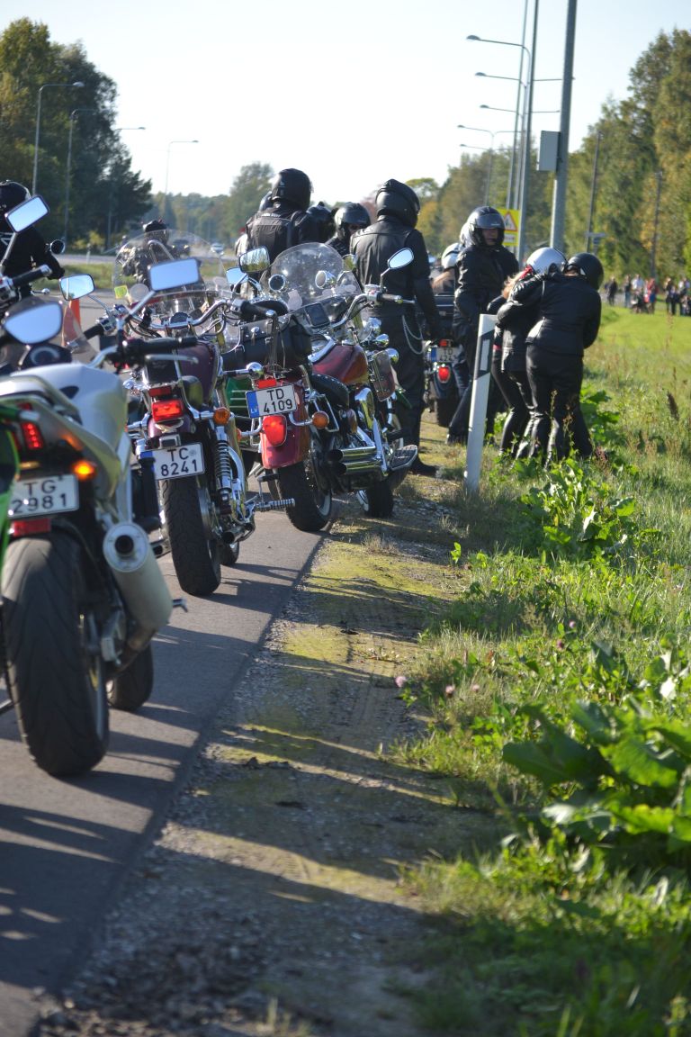 Pärnusse mootorratturite hooaega lõpetama tulnud lõunanaabrite paraadsõidu lõpetas Haapsalu maanteel Papsaares õnnetu kukkumine.