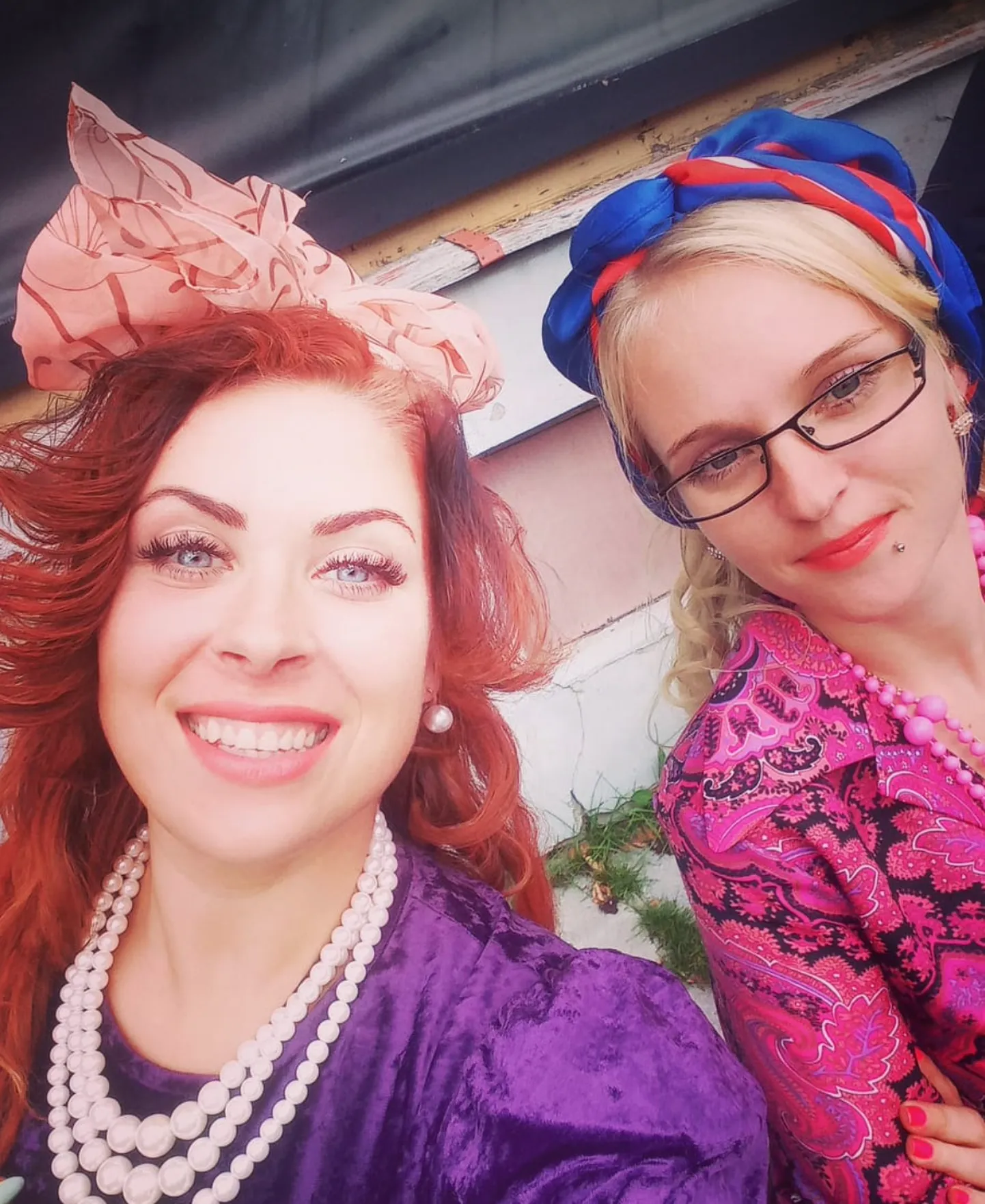 Rena (vasakul) ja Kaisa (paremal) valisid töö otsimiseks toreda viisi.