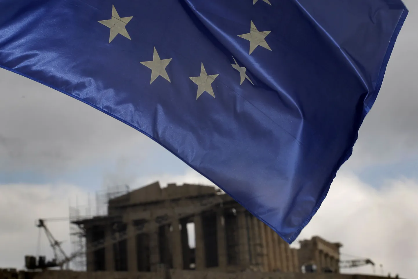 Euroopa Liidu lipp lehvimas, taamal Ateena Akropolil asuv Parthenon.