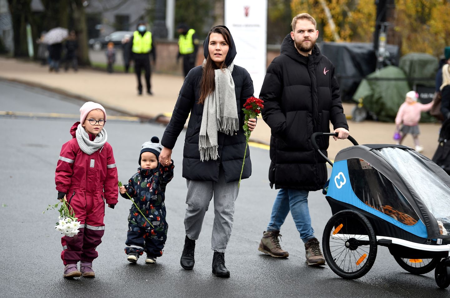 Ģimene ar bērniem ierodas nolikt ziedus Latvijas proklamēšanas gadadienā pie Brīvības pieminekļa.