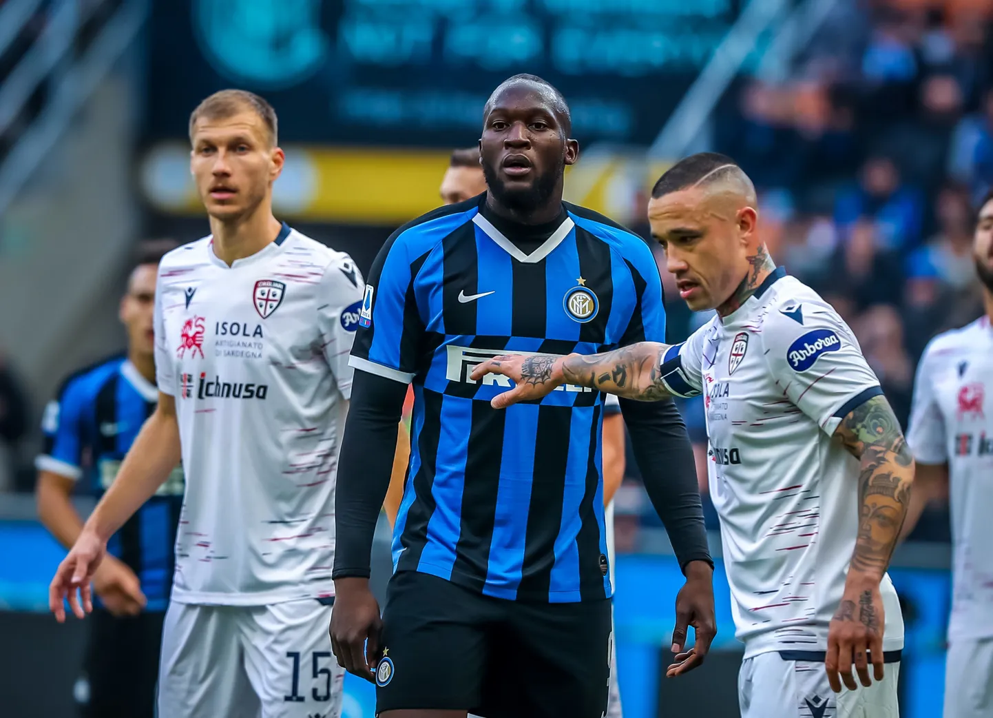 Radja Nainggolan (paremal) ohjamas Romelu Lukakut, taamal paistab ka Ragnar Klavan.