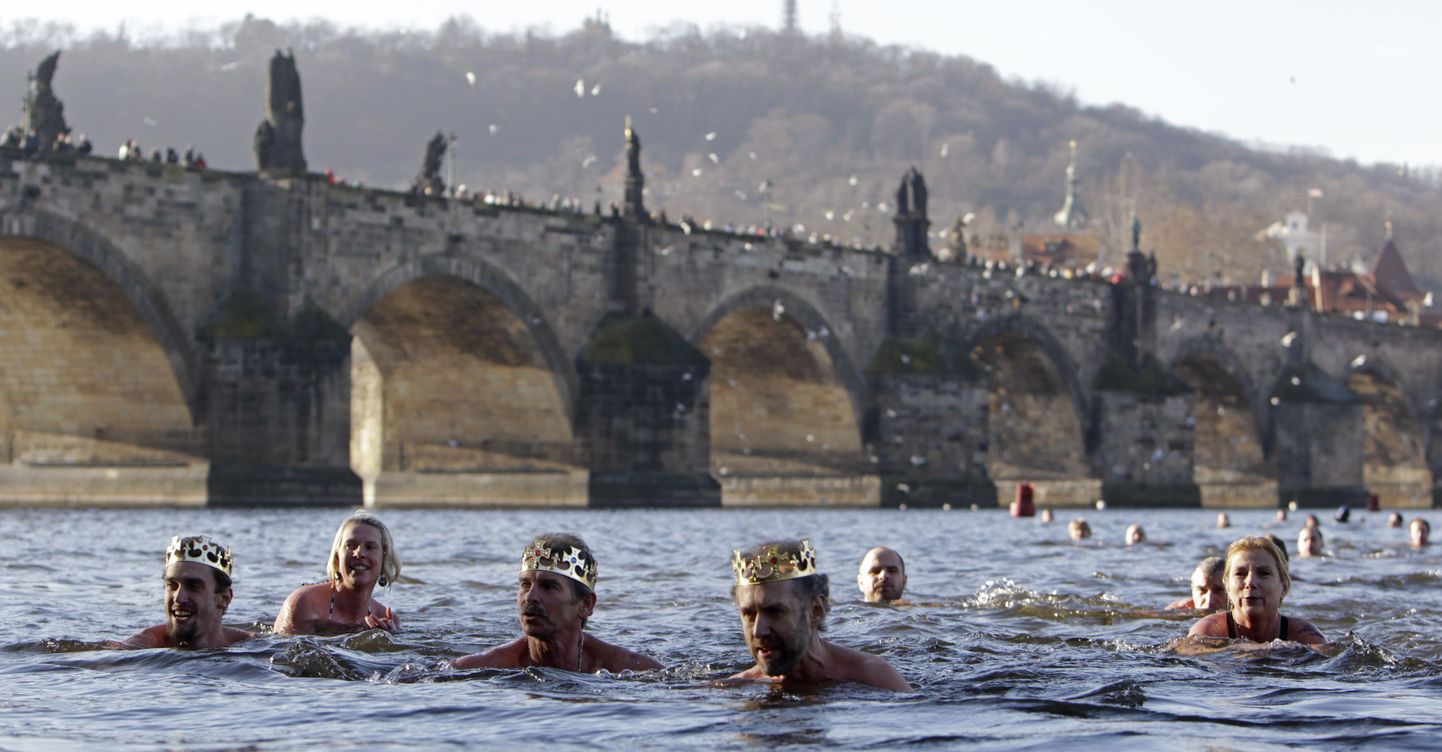 Kolmekuningapäeva puhul käidi Prahas Vltava jões ujumas.